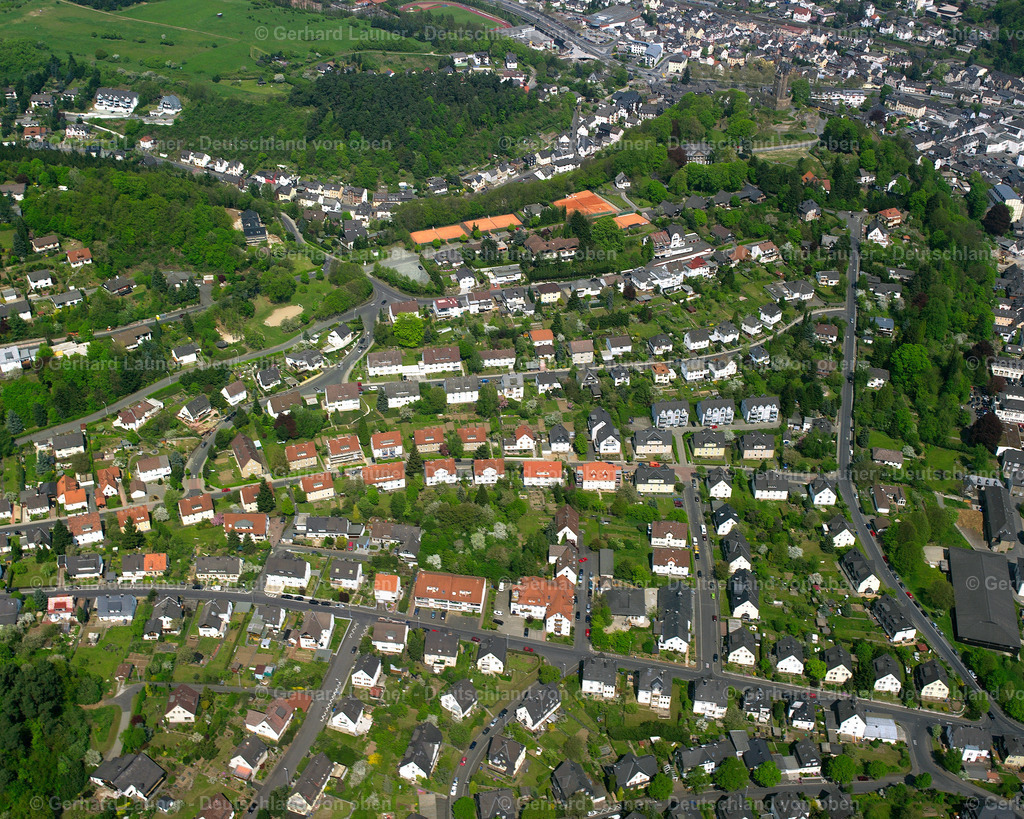 2610120 | DILLENBURG 09.06.2006 Ortsansicht der Straßen und Häuser der Wohngebiete in Dillenburg im Bundesland Hessen, Deutschland // Town View of the streets and houses of the residential areas in Dillenburg in the state Hesse, Germany Foto: Gerhard Launer