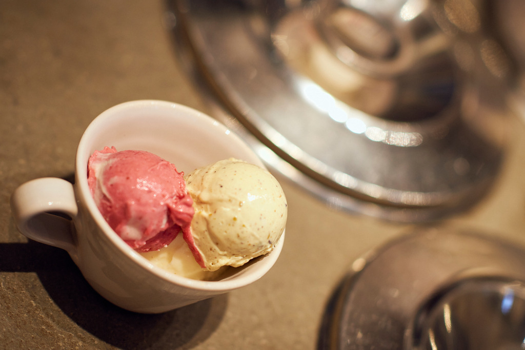 Gelateria la Romana | Wien, Austria - December 21, 2017: Gelateria la Romana; zwei verschiedene Eissorten in einer Tasse. - Realisiert mit Pictrs.com
