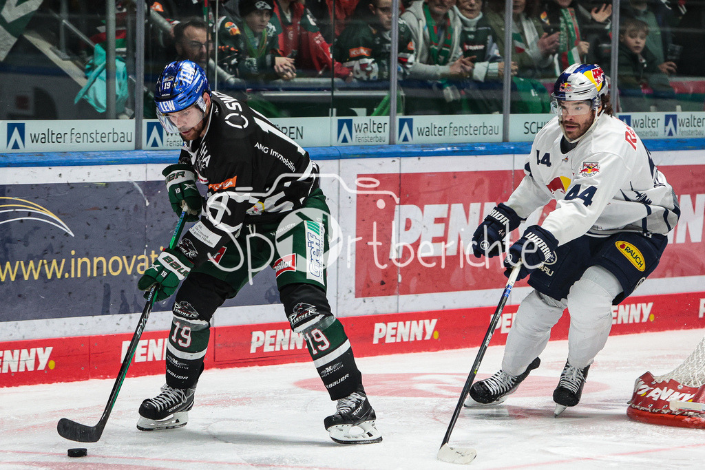 Augsburger Panther - EHC Red Bull Muenchen | Andrew LeBLANC (AEV #19) im Duell mit Zachary REDMOND (RBM #44)