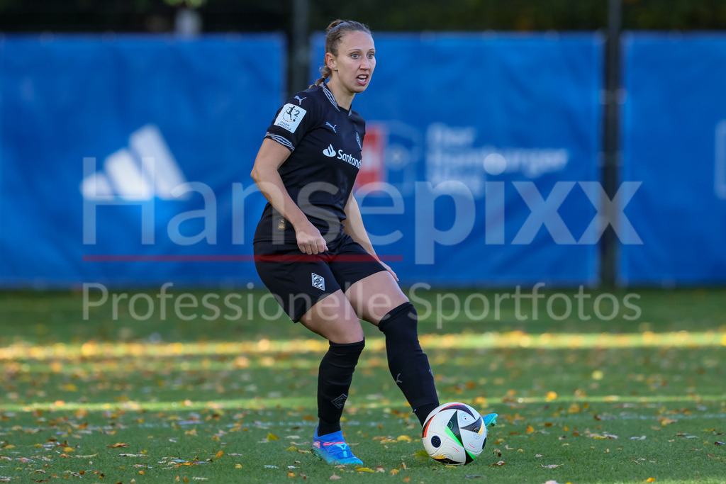 Fussball, 2. Frauen-Bundesliga, Hamburger SV - Borussia Mönchengladbach | v.li.: Yvonne Zielinski (Borussia Möchengladbach, 17) am Ball, Freisteller, Einzelbild, Ganzkörper, Aktion, Action, Spielszene, DIE DFB-RICHTLINIEN UNTERSAGEN JEGLICHE NUTZUNG VON FOTOS ALS SEQUENZBILDER UND/ODER VIDEOÄHNLICHE FOTOSTRECKEN. DFB REGULATIONS PROHIBIT ANY USE OF PHOTOGRAPHS AS IMAGE SEQUENCES AND/OR QUASI-VIDEO.
