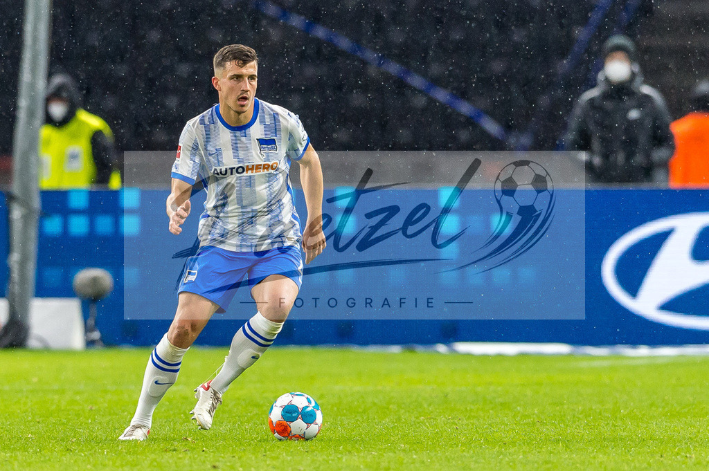 BSCRBL20220220_161 | Fussball, Herren: Marc Oliver Kempf (Hertha BSC) in Aktion, am Ball, Einzelaktion bei dem Spiel der 1. Bundesliga zwischen Hertha BSC und RB Leipzig im Olypiastadion am 20.02.2022 in Berlin, Deutschland.DFB / DFL REGULATIONS PROHIBIT ANY USE OF PHOTOGRAPHS AS IMAGE SEQUENCES AND/OR QUASI-VIDEO. - Realisiert mit Pictrs.com