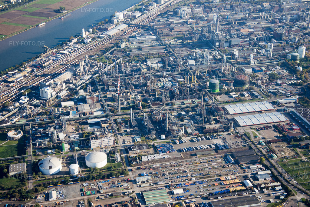 Luftbild: BASF von Norden im Ortsteil BASF in Ludwigshafen im Bundesland Rheinland-Pfalz in Deutschland. Foto: IMG_074890.jpg vom 18.10.2014 durch Werner Riehm/FLY-FOTO.de