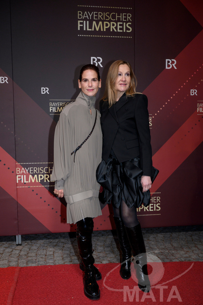 _DWI5440 | Bibiana Beglau und Christine Hartmann bei der Verleihung des 47. Bayerischen Filmpreises 2026  im Prinzregententheater. München, Deutschland. Der Bayerische Filmpreis wird seit 1979 von der Bayerischen Staatsregierung verliehen, um die Bedeutung des Kinofilms als Kulturgut herauszustellen - Realisiert mit Pictrs.com