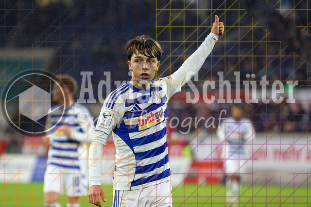 MSV Duisburg vs Rot-Weiss Essen - 3. Liga | Duisburg, Deutschland, 26.10.25:   Jan-Simon Symalla (MSV Duisburg) gestikuliert, Gestik  waehrend des Spiels der 3. Liga MSV Duisburg vs Rot-Weiss Essen in der schauinsland-reisen-arena(Foto von Brauer-Fotoagentur / Adrian Schlueter)