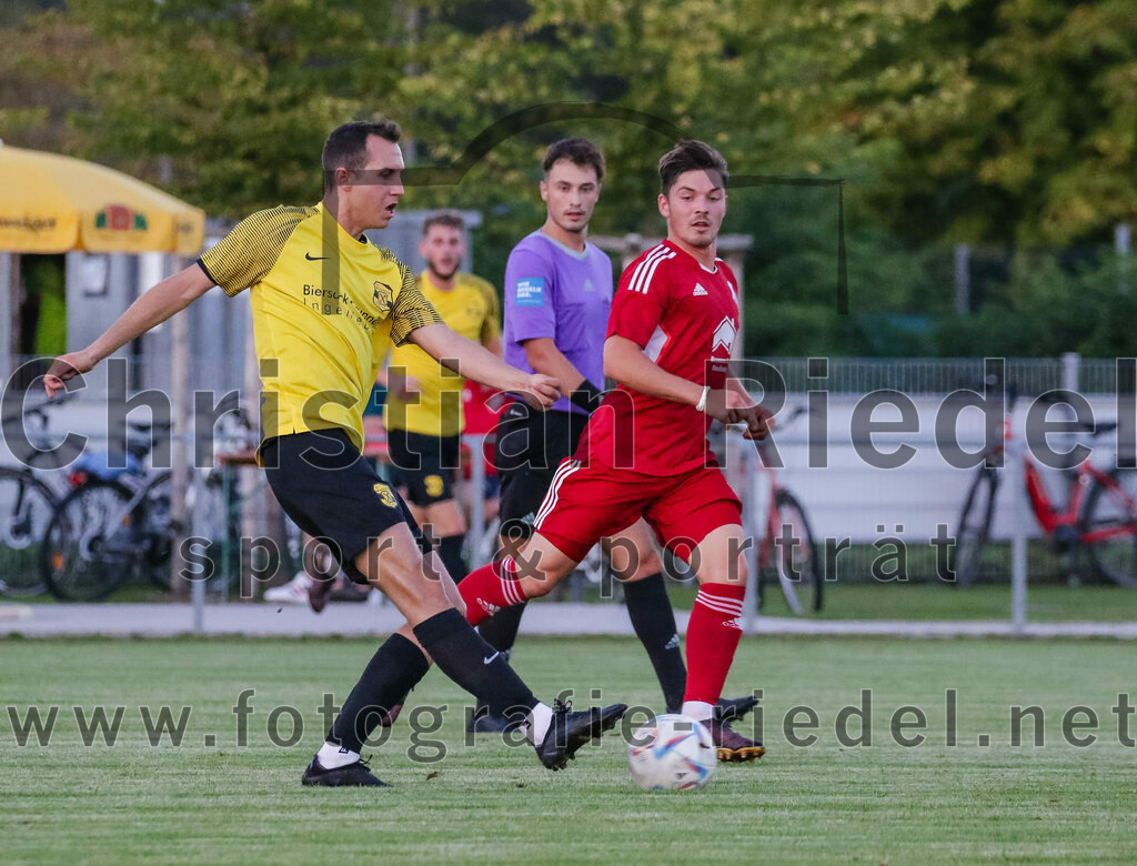 2023-09-07_029_FC_Finsing_gegen_FC_Moosinning_II | Finsing, Deutschland, 07.09.2023:
Fußball, Kreisliga 2023 / 2024, 8. Spieltag, FC Finsing gegen FC Moosinning II, Endergebnis: 3:0

Benedikt Thumbs (FC Moosinning, #10), Leonhard Hölzl (FC Finsing, #5)

Foto: Christian Riedel / fotografie-riedel.net
