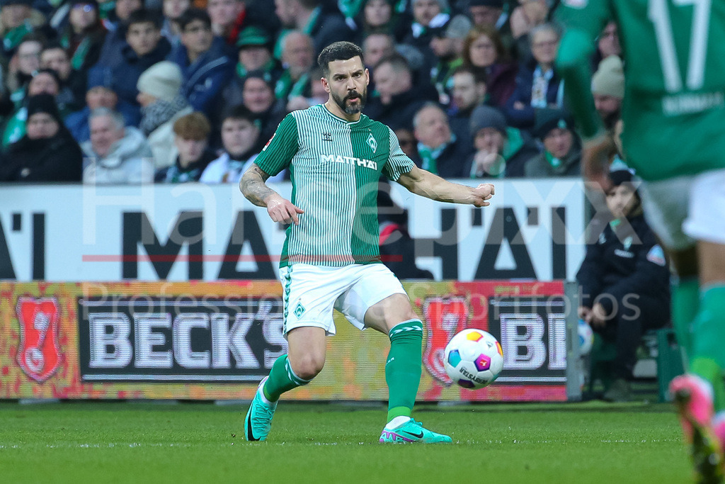 Fussball, Bundesliga, SV Werder Bremen - SC Freiburg | v.li.: Anthony Jung (SV Werder Bremen, 3) am Ball, Einzelbild, Ganzkörper, Aktion, Action, Spielszene, DIE DFL-RICHTLINIEN UNTERSAGEN JEGLICHE NUTZUNG VON FOTOS ALS SEQUENZBILDER UND/ODER VIDEOÄHNLICHE FOTOSTRECKEN. DFL REGULATIONS PROHIBIT ANY USE OF PHOTOGRAPHS AS IMAGE SEQUENCES AND/OR QUASI-VIDEO.