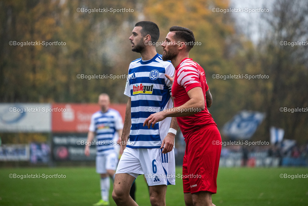 Fussball, Niederrheinpokal, SV Sonsbeck - MSV Duisburg, 16.11.2025, Willy-Lemkens-Sportpark | 16.11.2025, Fussball, Niederrheinpokal, SV Sonsbeck - MSV Duisburg: Rasim Bulic (MSV Duisburg #6) und Sebastian Leurs (SV Sonsbeck #7) - Realisiert mit Pictrs.com
