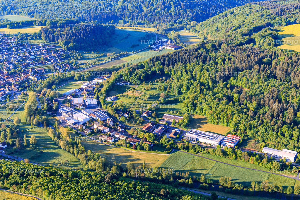 Industriegebiet Zum Schlag mit Rekuplast GmbH, Uebe Medical GmbH und TFA Dostmann GmbH & Co. KG https://rekuplast.de/ https://www.tfa-dostmann.de/ | Luftbild: Industriegebiet Zum Schlag mit Rekuplast GmbH, Uebe Medical GmbH und TFA Dostmann GmbH & Co. KG https://rekuplast.de/ https://www.tfa-dostmann.de/ im Ortsteil Reicholzheim in Wertheim im Bundesland Baden-Württemberg in Deutschland. Foto: IMG_146675.jpg vom 11.05.2025 durch Werner Riehm/FLY-FOTO.de - Realisiert mit Pictrs.com