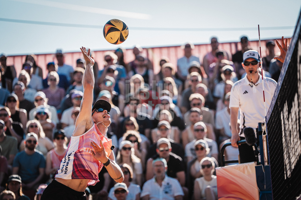 Beachvolleyball | Männer | Allianz German Beach Tour 2025 | Tourstop Düsseldorf | 11.05.2025 | Lukas Pfretzschner beim Angriff