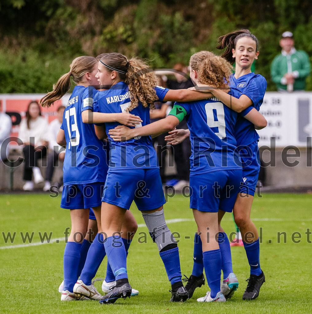 2023-10-07_016_FC_Forstern_gegen_Karlsruher_SC | Forstern, Deutschland, 07.10.2023:
Fußball, B-Juniorinnen-Bundesliga Süd 2023 / 2024, 4. Spieltag, FC Forstern gegen Karlsruher SC, Endergebnis: 1:1

Ellen Heuser (Karlsruher SC, #13), Saskia Jung (Karlsruher SC, #5), Paulina Rothenberger (Karlsruher SC, #9), Mira Itzin (Karlsruher SC, #7)

Foto: Christian Riedel / fotografie-riedel.net