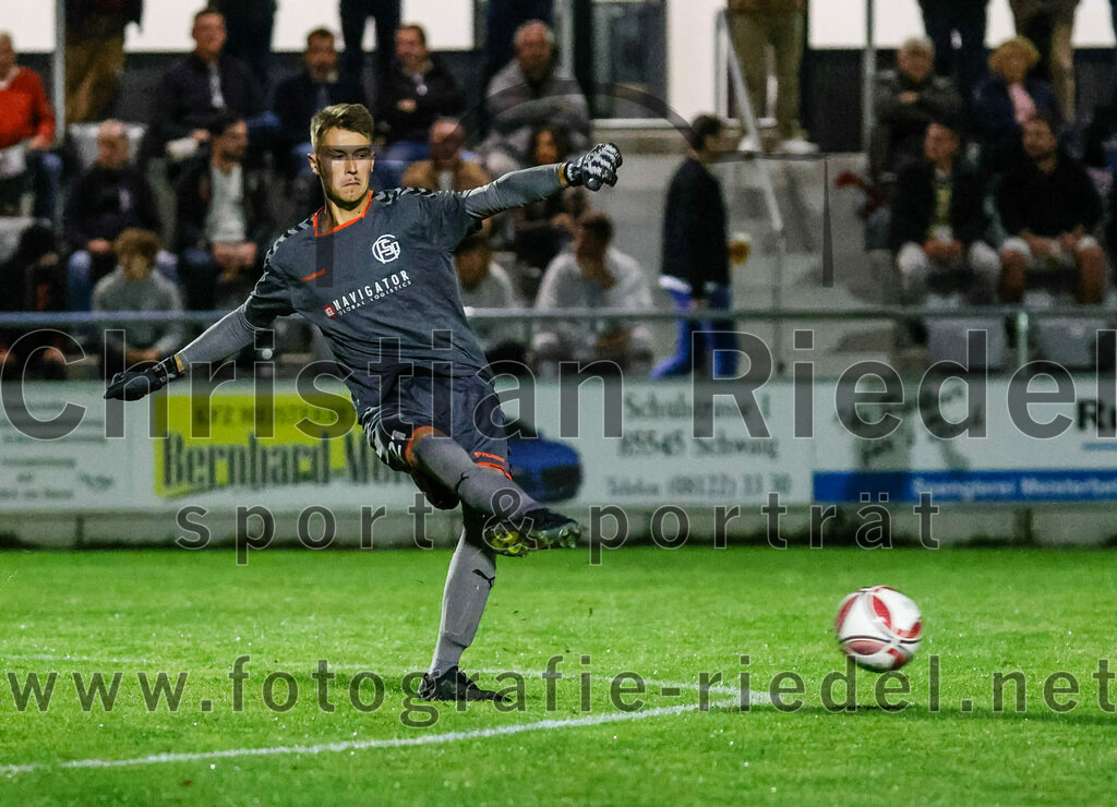 2023-10-13_035_FC_Schwaig_gegen_TSV_Ampfing | Oberding, Deutschland, 13.10.2023:
Fußball, Landesliga Südost 2023 / 2024, 16. Spieltag, FC Schwaig gegen TSV Ampfing, Endergebnis: 3:2

Torwart Philipp Strunk (FC Schwaig, #30)

Foto: Christian Riedel / fotografie-riedel.net