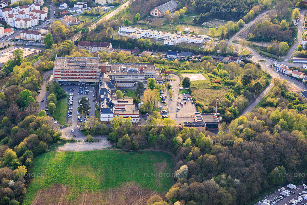 Luftbild: Krankenhaus Hospital De Saint-Avold im Ortsteil Zone Industrielle-Hollerloch-Gro in Saint-Avold im Bundesland Moselle in Frankreich.Foto: IMG_154287.jpg vom 17.04.2026 durch Werner Riehm/FLY-FOTO.deAuflösung des Originals: 6000 x 4000 pxHôpital Saint-Avold - Hôpital Saint-Avold