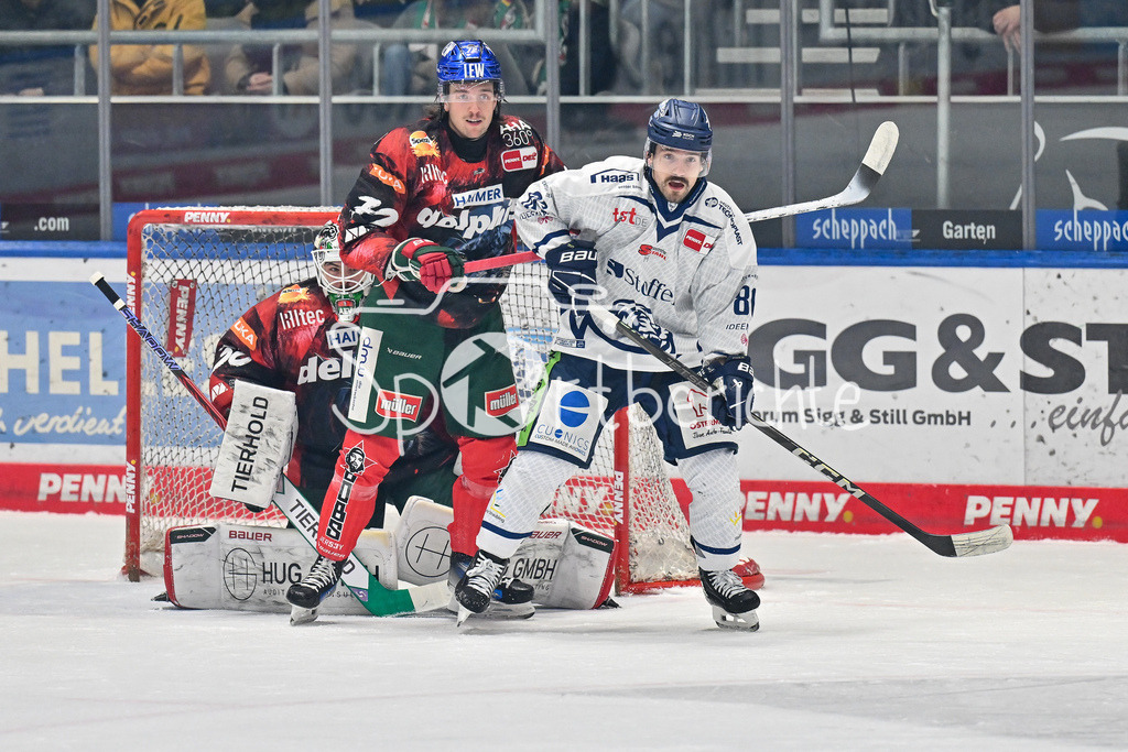 Augsburger Panther - Straubing Tigers | v. l. Strauss MANN (Augsburger Panther #38), Riley McCOURT (Augsburger Panther #72) und  Skyler McKENZIE (Straubing Tigers #86) / DEL: Augsburger Panther - Straubing Tigers, Curt Frenzel Stadion am 29.11.2024