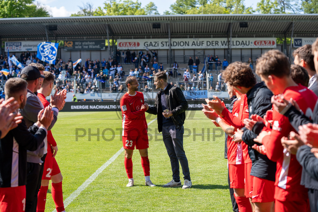 Stuttgarter Kickers vs. SG Sonnenhof Großaspach, Fussball, Regionalliga Suedwest, 34. Spieltag, 16.05.2026 | Fabian Eisele (SG Sonnenhof Großaspach, #23) bekommt die Torjägerkanonen/Torjaegerkanone überreicht/ueberreicht,Stuttgarter Kickers vs. SG Sonnenhof Großaspach, Fussball, Regionalliga Suedwest, 34. Spieltag, 16.05.2026