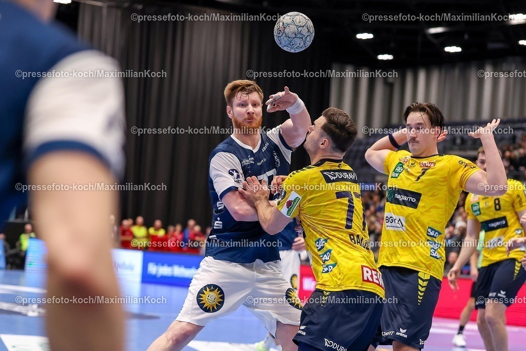 BHC16112501123 | 16.11.2025, Handball, HBL, Bergischer HC - Rhein-Neckar Löwen, Mitsubishi Electric HALLE Düsseldorf: Johannes Wasielewski (BHC #77) im Zweikampf gegen  Dani Baijens (Rhein-Neckar Löwen #77) 