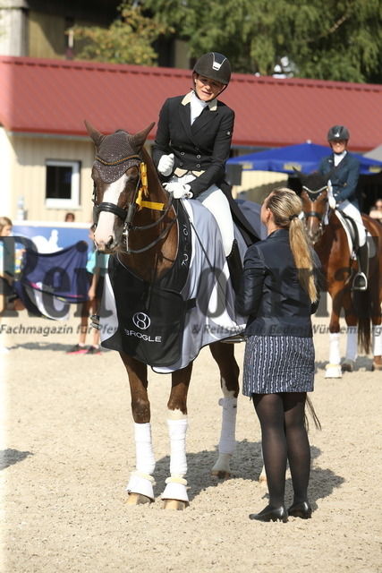 Birkhof_2022_GrandPrixSpecial_Siegerehrung_GrandPrixSpecial (7) | Alle Fotos der Reiterjournal Fotografin Doris Matthaes im Reiterjournal Online-Fotoshop. - Realisiert mit Pictrs.com