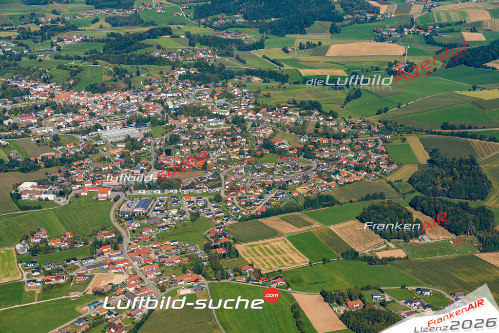 Das Luftbild der Stadt Tittling wurde 2021 vom Flugzeug heraus erstellt (keine Drohne) Aufnahmehöhe ca.450 Meter- hohe Bildauflösung und Druck-Qualität garantiert!