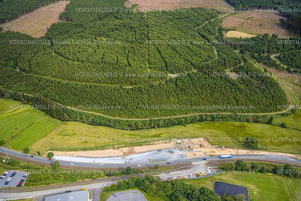 Erndtebrueck240709916 | Luftbild, Baustelle mit Erneuerung Bahnübergang "Im Grünewald" an der Ederstraße, Waldgebiet mit Waldschäden, Erndtebrück, Kreis Siegen-Wittgenstein, Nordrhein-Westfalen, Deutschland