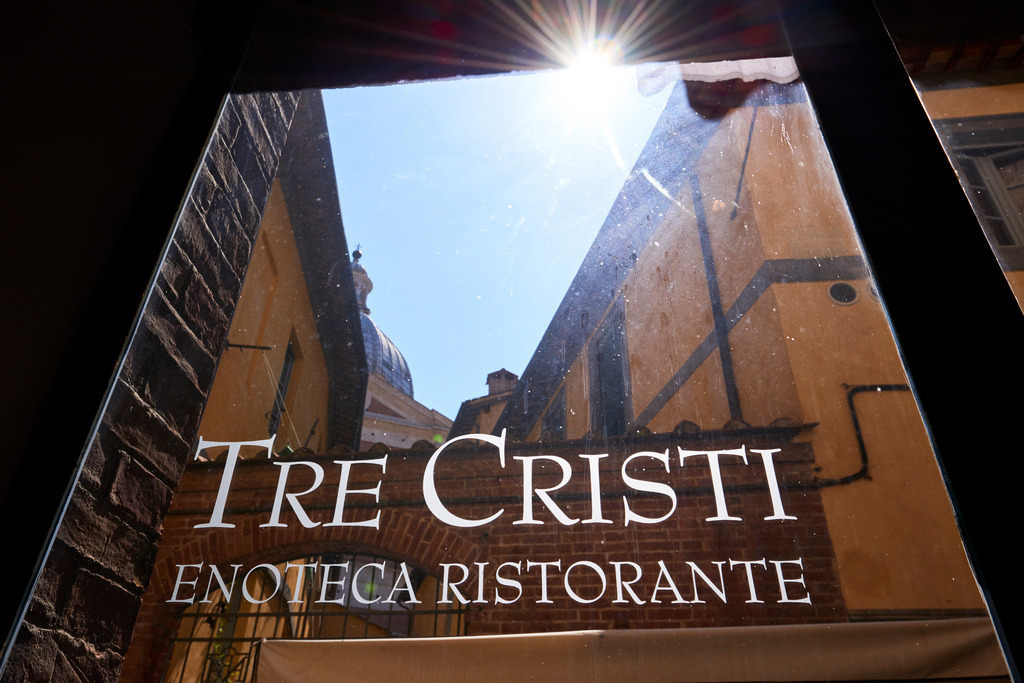 Trattoria Tre Cristi | Siena, Italien - September 01, 2016: Restaurant Trattoria, Tre Cristi; Fenster mit Aufschrift Tre Cristi Enoteca. - Realisiert mit Pictrs.com