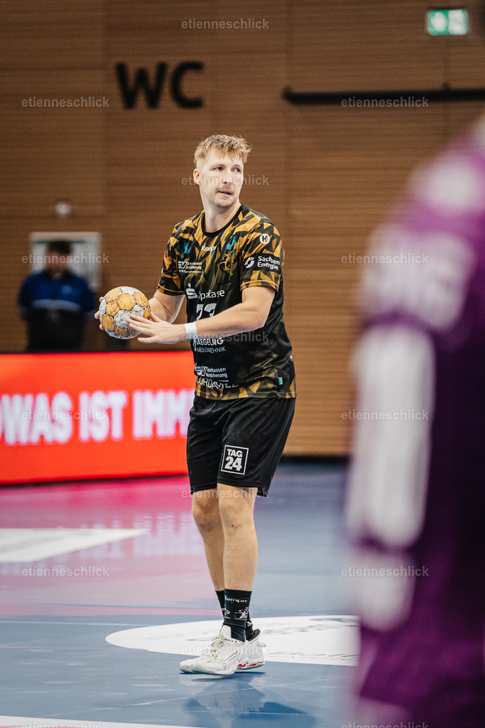 HC Elbflorenz 2006 - TV 05/07 Hüttenberg, 2. Handball-Bundesliga, 6. Spieltag | Im Bild: Ivar Stavast (23, Dresden) wirft den Ball04.10.2026, HC Elbflorenz 2006 - TV 05/07 Hüttenberg, 2. Handball-Bundesliga, 6. Spieltag, Deutschland, Dresden, BallsportArena Dresden