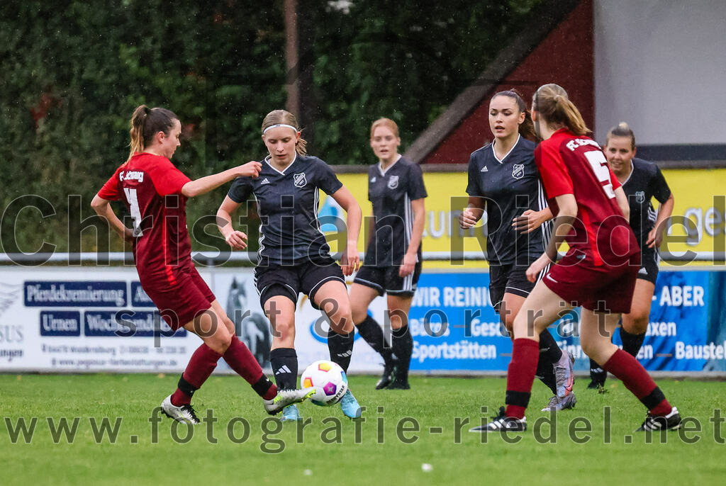 2023-10-14_039_FC_Schwaig_gegen_SV_Schechen | Oberding, Deutschland, 14.10.2023:
Fußball, Bezirksliga 2023 / 2024, 6. Spieltag, FC Schwaig gegen SV Schechen, Endergebnis: 4:3

Franziska Lommer (FC Schwaig, #3), Emma Leissner (SV Schechen, #12), Marie Jell (FC Schwaig, #5)

Foto: Christian Riedel / fotografie-riedel.net