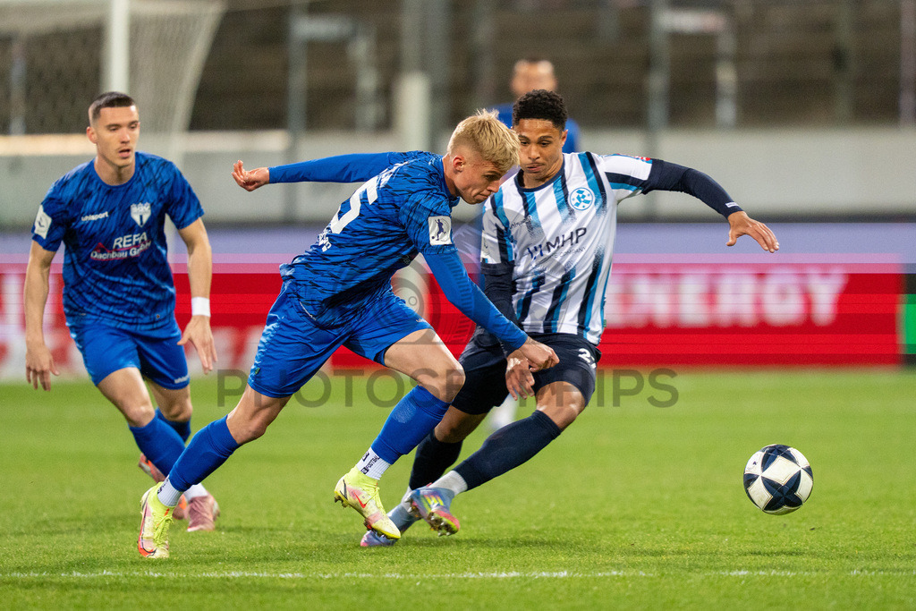 SV Stuttgarter Kickers vs. SGV Freiberg, Fussball, WFV-Pokal, Viertelfinale, 17.03.2026 | Zweikampf zwischen David Udogu (SV Stuttgarter Kickers, #27) und Julian Kudala (SGV Freiberg, #35),SV Stuttgarter Kickers vs. SGV Freiberg, Fussball, WFV-Pokal, Viertelfinale, 17.03.2026Foto: photosbyphips/Philip Ziegler