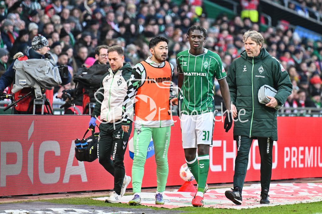 SV Werder Bremen - FC Bayern München | BREMEN, GERMANY - 14. FEBRUARY: der angeschlagene Karim COULIBALY (SV Werder Bremen 31) muss verletzt ausgewechselt werden während dem Bundesligamatch zwischen dem SV Werder Bremen und dem FC Bayern München am 22. Spieltag im Weserstadion / DFL REGULATIONS PROHIBIT ANY USE OF PHOTOGRAPHS AS IMAGE SEQUENCES AND/OR QUASI-VIDEO