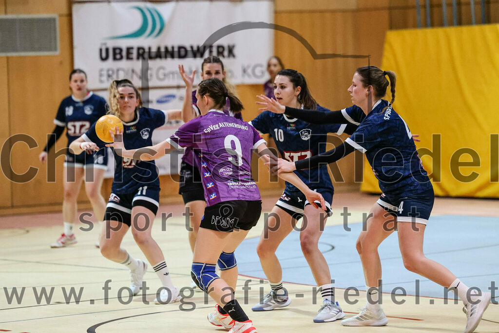 2024-02-03_039_SpVgg_Altenerding_gegen_SpVgg_Erdweg | Erding, Deutschland, 03.02.2024:
Handball, Bezirksoberliga Frauen Altbayern 2023 / 2024, 13. Spieltag, SpVgg Altenerding gegen SpVgg Erdweg, Endergebnis: 25:21

Julia Kranich (SpVgg Altenerding, #9), Christina Baumann (SpVgg Erdweg, #10), Anna-Katharina Luca (SpVgg Erdweg, #4)

Foto: Christian Riedel / fotografie-riedel.net