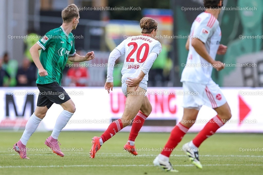 PRM22082501020 | 22.08.2025, Fußball, Preußen Münster - 1. FC Nürnberg, 2. Fußball Bundesliga,  Preußenstadion, Saison 2025 2026: Caspar Jander (1FC Nuernberg #20) verrutscht  beim Zweikampf gegen Joshua Mees (Preussen Muenster #08) die Hosen und zieht dabei halb Blank Popo Popoblitzer DFB regulations prohibit any use of photographs as image sequences and or quasi-video.