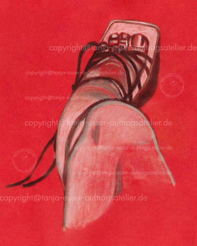 Bein Ichperspektive Kreide | Ein Frauenbein in Riemchen Sandale mit Platteau Absatz. Atelierzeichnung aus Kreide und Kohle auf rotem Papier.