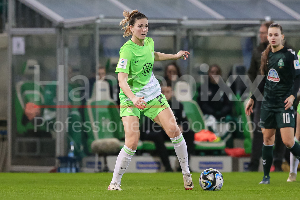 Fussball, Google Pixel Frauen-Bundesliga, VfL Wolfsburg - SV Werder Bremen | v.li.: Chantal Hagel (VfL Wolfsburg, 7) am Ball, Einzelbild, Ganzkörper, Aktion, Action, Spielszene, DIE DFB-RICHTLINIEN UNTERSAGEN JEGLICHE NUTZUNG VON FOTOS ALS SEQUENZBILDER UND/ODER VIDEOÄHNLICHE FOTOSTRECKEN. DFB REGULATIONS PROHIBIT ANY USE OF PHOTOGRAPHS AS IMAGE SEQUENCES AND/OR QUASI-VIDEO.