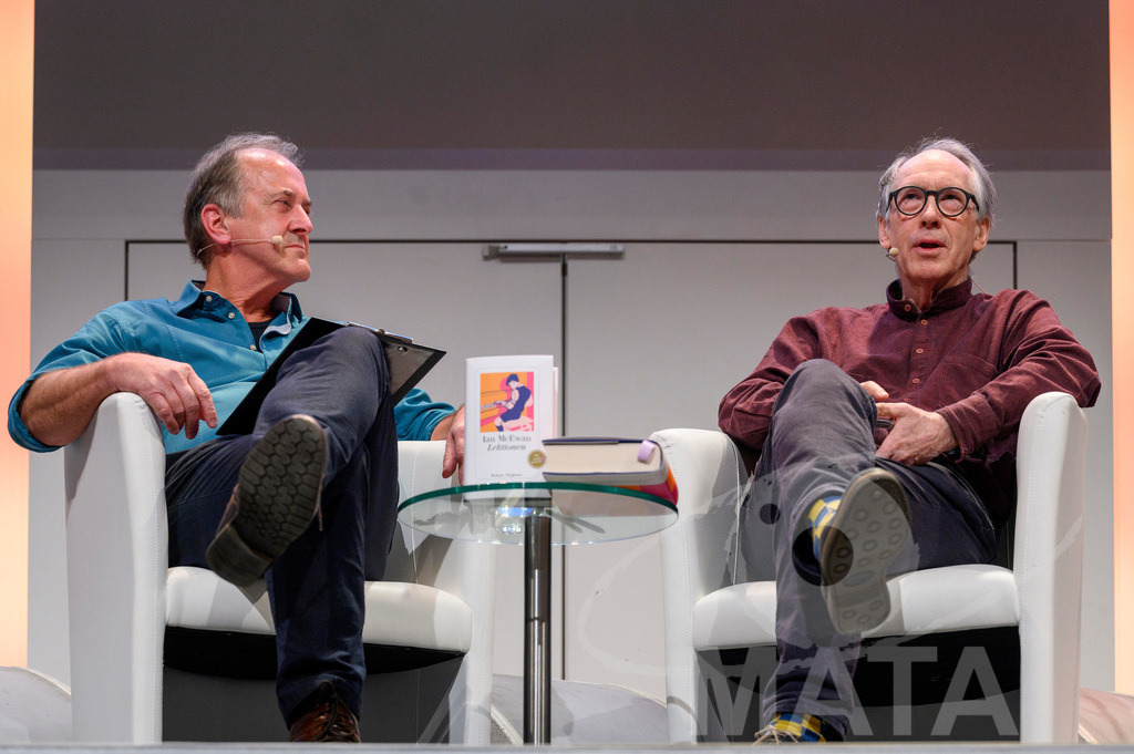 _DWA4897 | Ian McEwan bei der lit.Cologne 2023 Veranstaltung 'Ian McEwan. Ein Jahrhundertschriftsteller gibt Auskunft' in der Flora Köln.. Köln, 07.03.2023 - Realisiert mit Pictrs.com