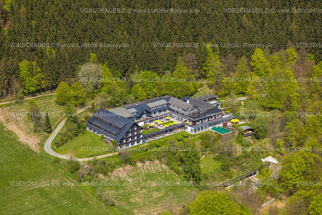 Schmallenberg240505632 | Luftbild, Hotel Waldhaus Ohlenbach, Innenhof mit Liegewiese und Sonnenschirmen, Swimmingpool, umgeben von Wiesen und Feldern, Nordenau, Schmallenberg, Sauerland, Nordrhein-Westfalen, Deutschland