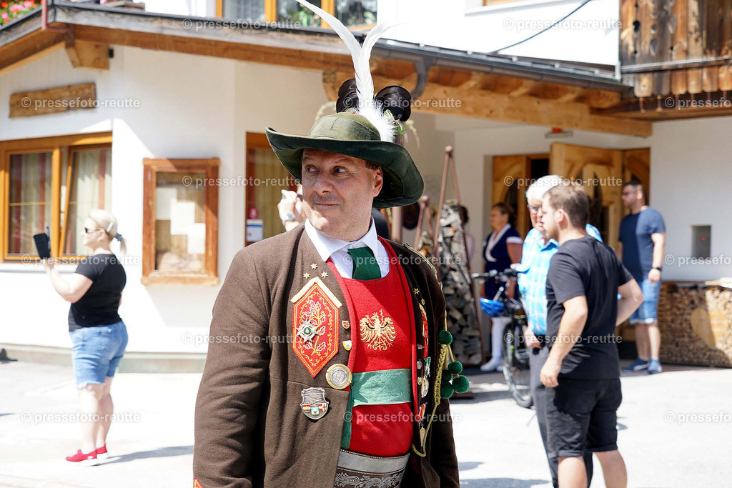 e21-news-2023-Juli23-Regimentsschuetzenfest3-Steeg-UMZUG_DORF-DSC07425 | Info aus dem Bezirk Reutte/Ausserfern Tirol sowie eine umfangreiche Bilddatenbank über die gesamte Region: Lechtal, Talkessel Reutte, Tannheimertal, Zwischentoren. Lech, Plansee, Zugspitze, Grenztunnel, B179, Fernpassstraße, Verkehr, Lawinen, Tradition, - Realisiert mit Pictrs.com