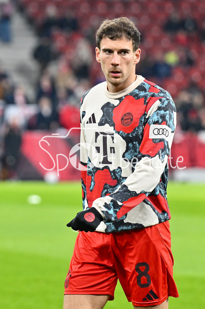 Augsburger Panther - EC VSV | im Bild Leon GORETZKA (FC Bayern Muenchen 8) beim warmup vor der Partie / Freisteller / Einzelfoto / Testspiel: RB Salzburg - FC Bayern Muenchen, Red Bull Arena am 06.01.2025