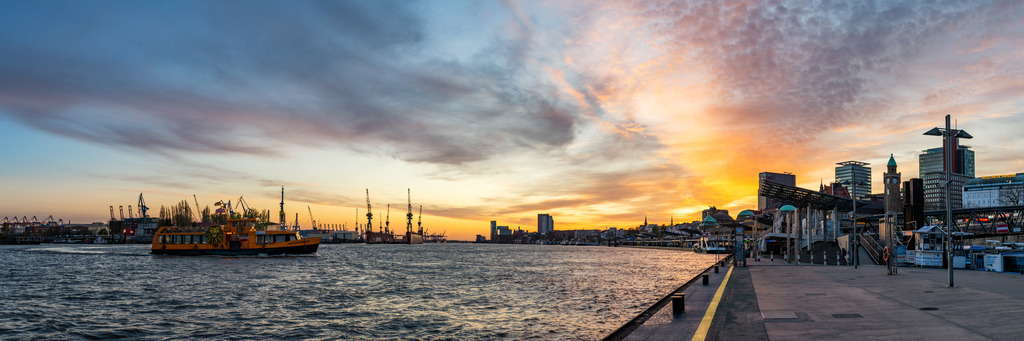 landungsbruecken sonnenuntergang panoramabild auf leinwand acrylglas dibond | Kaufen Sie Hamburg Bilder und Hamburg Fotos auf Leinwand, Acrylglas, Alu-Dibond, oder als Poster in Hamburgs großer Onlinegalerie. Elbphilharmonie Bilder, Hamburger Hafen, Speicherstadt, Alster und viel mehr.