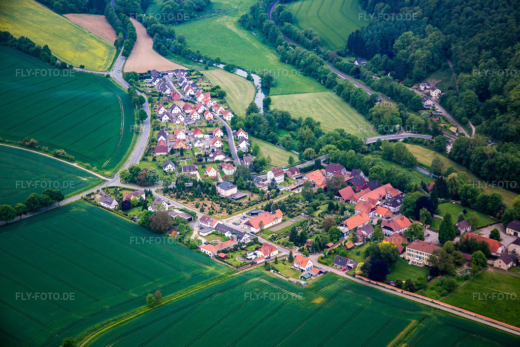 Luftbild: Fluß- Uferbereichen der Emmer in Welsede im Ortsteil Welsede in Emmerthal im Bundesland Niedersachsen in Deutschland. Foto: IMG_079468.jpg vom 24.05.2015 durch Werner Riehm/FLY-FOTO.de