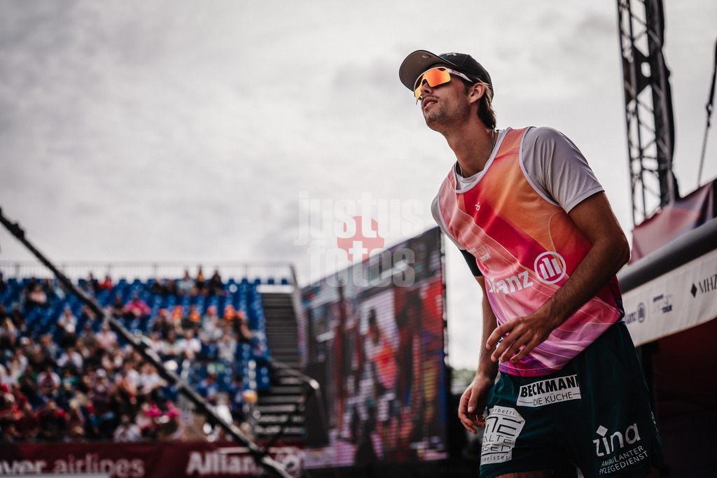 Beachvolleyball | Männer | Deutsche Meisterschaften 2025 Timmendorfer Strand | 05.09.2025 | Niklas Held läuft in die Arena ein