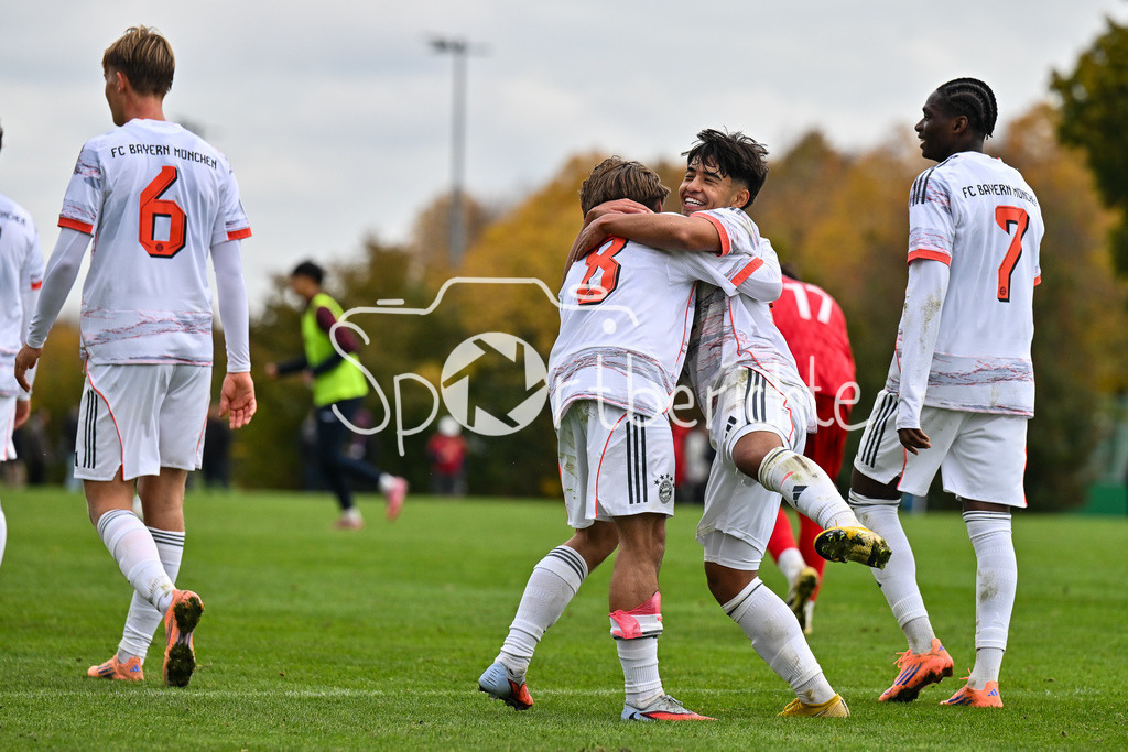 SpVgg Unterhaching U19 - FC Bayern München U19 | Jubel der Gäste nach dem Treffer zum 0-3 durch Maycon Douglas NORMANHA CAROZO (FC Bayern München U19 11) / Hattrick / Tor / Torschuetze / Freude / Happy / U19 DFB Nachwuchsliga: SpVgg Unterhaching - FC Bayern München; Sportschule Oberhaching am 18.10.2025