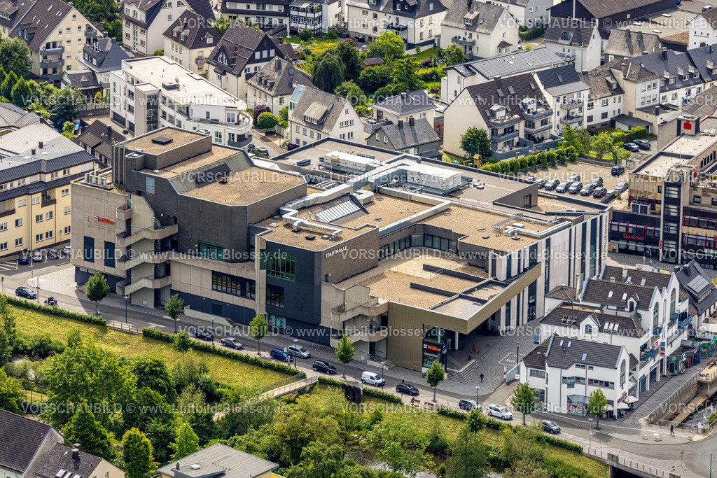 Meschede220600920 | Luftbild, Stadthalle, herum Henne Ruhr Markt, Meschede-Stadt, Meschede, Sauerland, Nordrhein-Westfalen, Deutschland