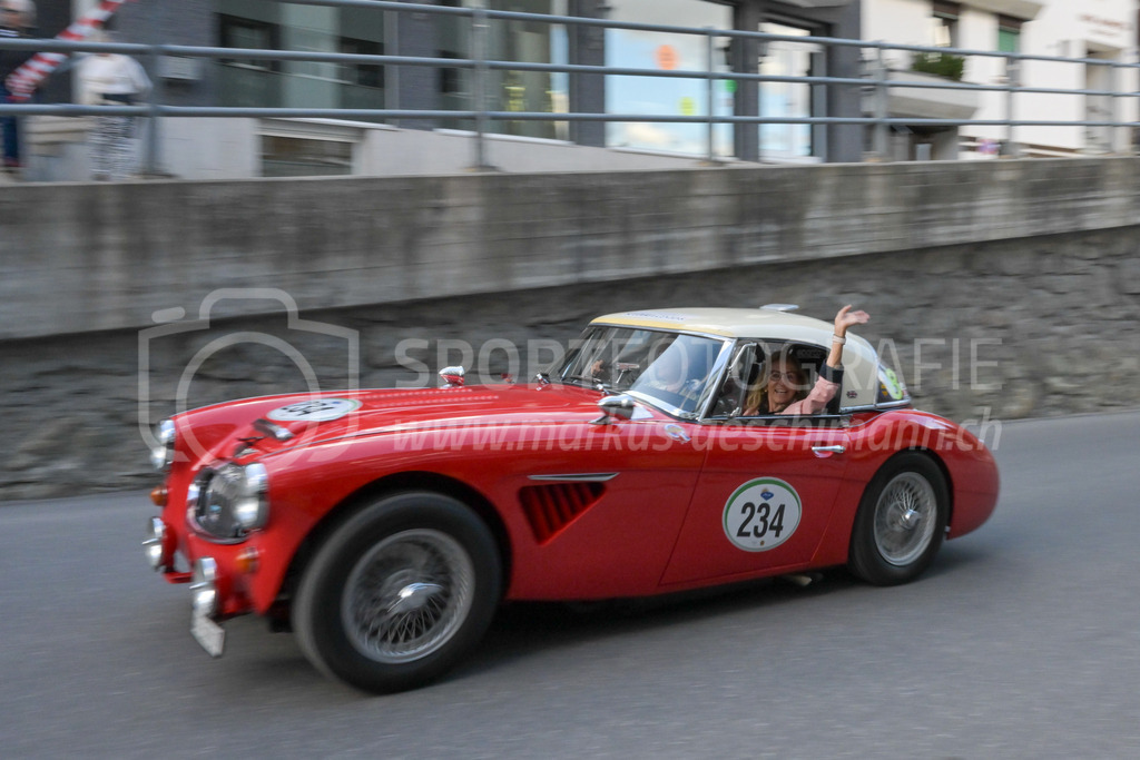 21. Arosa ClassicCar 2025 - 4. September 2025 | Corina Trevisan Fischer aus Aarau (SUI) in einem Austin Healey 3000 MK III aus dem Jahre 1964 mit Startnummer 234 am Arosa ClassicCar 2025 in der Kategorie Classic Trophy..@arosaclassiccar, @arosa.official, #arosaclassiccar, #arosa, #76curves, #classiccar, Bild: Sportfotografie Markus Aeschimann | www.markus-aeschimann.ch - Realisiert mit Pictrs.com