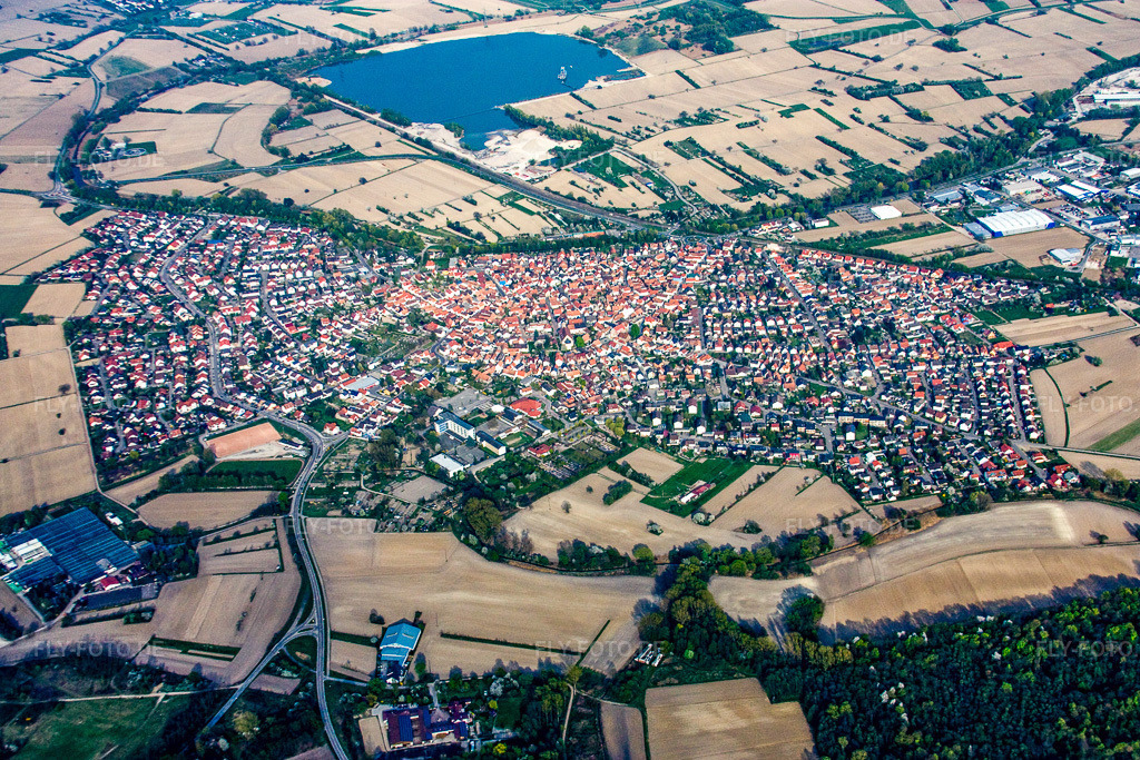 Luftbild: Gesamtansicht von Westen in Hagenbach im Bundesland Rheinland-Pfalz in Deutschland. Foto: IMG_17800.jpg vom 12.04.2009 durch Werner Riehm/FLY-FOTO.de