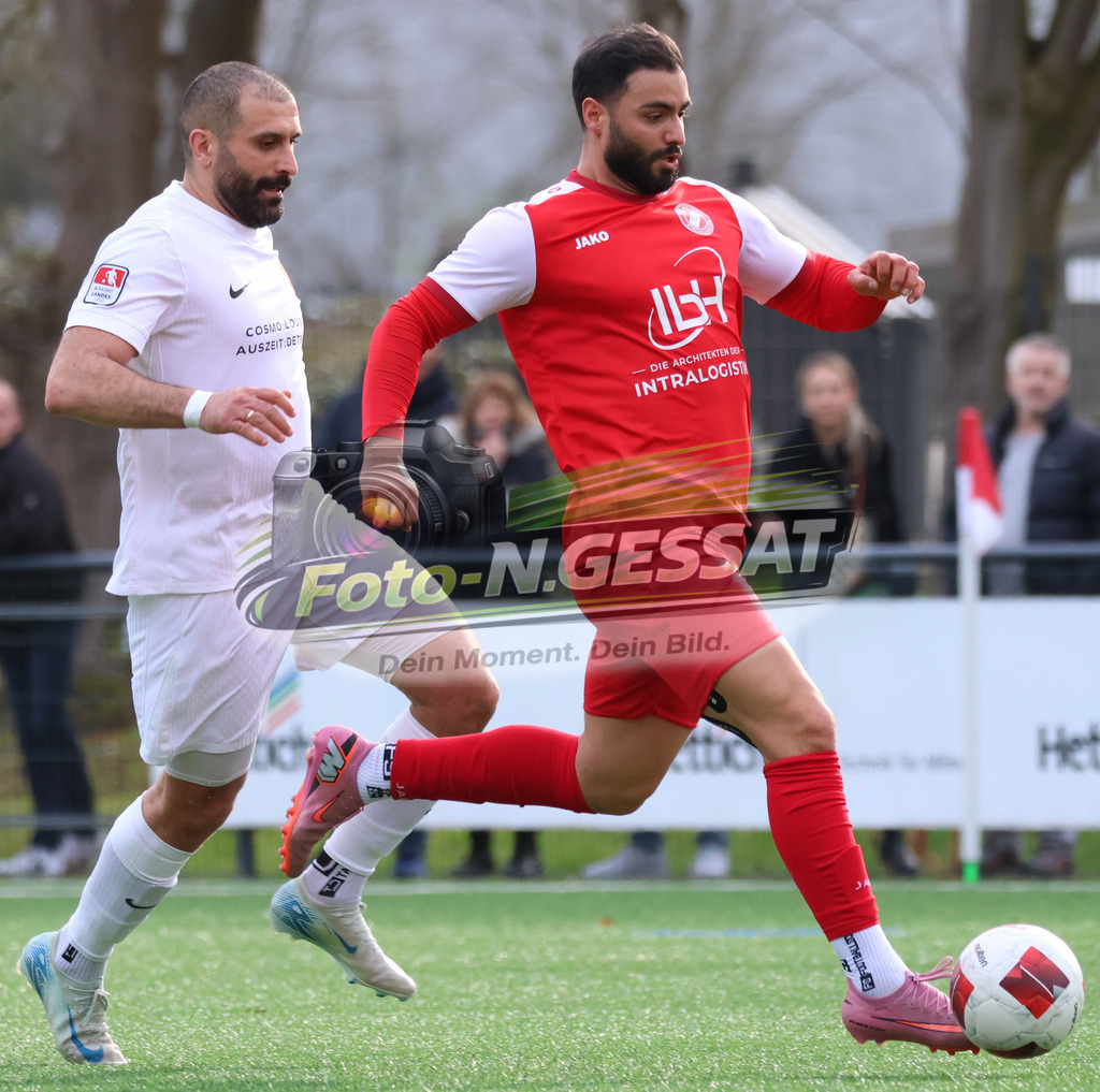 FC RW Kirchlengern - Post TSV Detmold | Auf dem Bild zu sehen: Rot FC RW Kirchlengern: Omar Khaled ; Weiß Post TSV Detmold: Zalem ÖzmenFC RW Kirchlengern, Post TSV Detmold, Saison 25/26, Landesliga, Deutschland - Realisiert mit Pictrs.com
