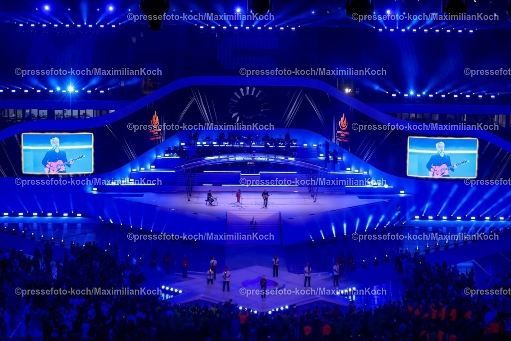 FISU16072501068 | 16.07.2025, Duisburg, FISU World University Games Summer, Rhine-Ruhr 2025, Opening Ceremony, Schauinsland-Reisen-Arena: zeremonieller Höhepunkt - Heide Ecker-Rosendahl trägt die Fackel mit dem Feuer in die Arena Die Flamme des Sports wird entfacht