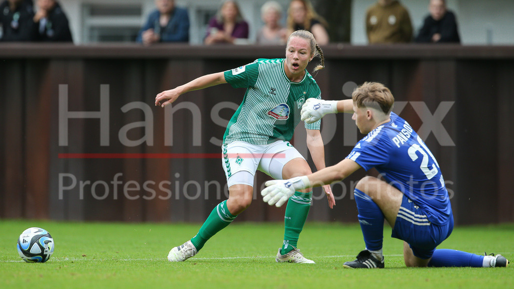 Fussball, Testspiel Frauen, SV Werder Bremen - TSV Pansdorf (U 19-Junioren) | v.li.: Christin Meyer (SV Werder Bremen, 20) und Niklas Hass (Torhüter, Torwart, TSV Pansdorf U 19, 20) im Zweikampf, Duell, Dynamik, Aktion, Action, Spielszene