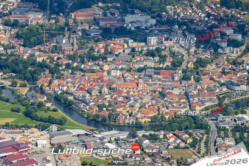 Das Luftbild zeigt : Altstadt Cham - Die Luftaufnahme wurde 2023 vom UL-Flugzeug aus erstellt ( keine Drohne ) - Hochauflösende Luftaufnahme - Für grossformatige Ausdrucke geeignet. Die Geschenkidee !Mit Lizenz und Bildrechte bestellbar