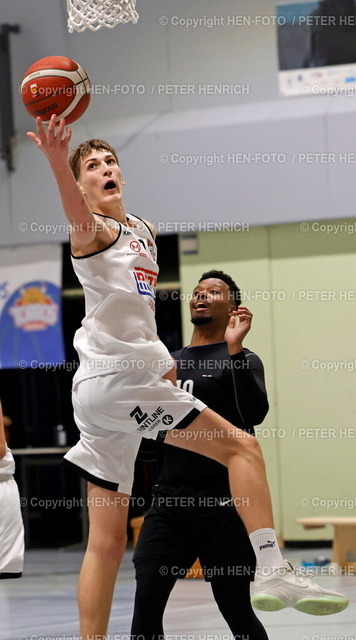 Auswärtsniederlage für Basketballakademie Gießen | 22.11.2025 Basketball 2. Regionalliga Südwest Nord SKG Roßdorf Torros - BBA Gießen 46ers (94:70) v. li. Raphael Wöllenstein (9 BBA) Tyrone McLaughlin (10 Torros) (Foto: Peter Henrich) - Realisiert mit Pictrs.com