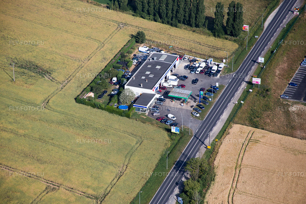 Vue aérienne: Vue de la ville à Vendôme dans le département Loir et Cher, France – .Photo: IMG_081069.jpg prise le 19/06/2015 par Werner Riehm/FLY-FOTO.eu – Résolution de l'original: 5472 x 3648 px