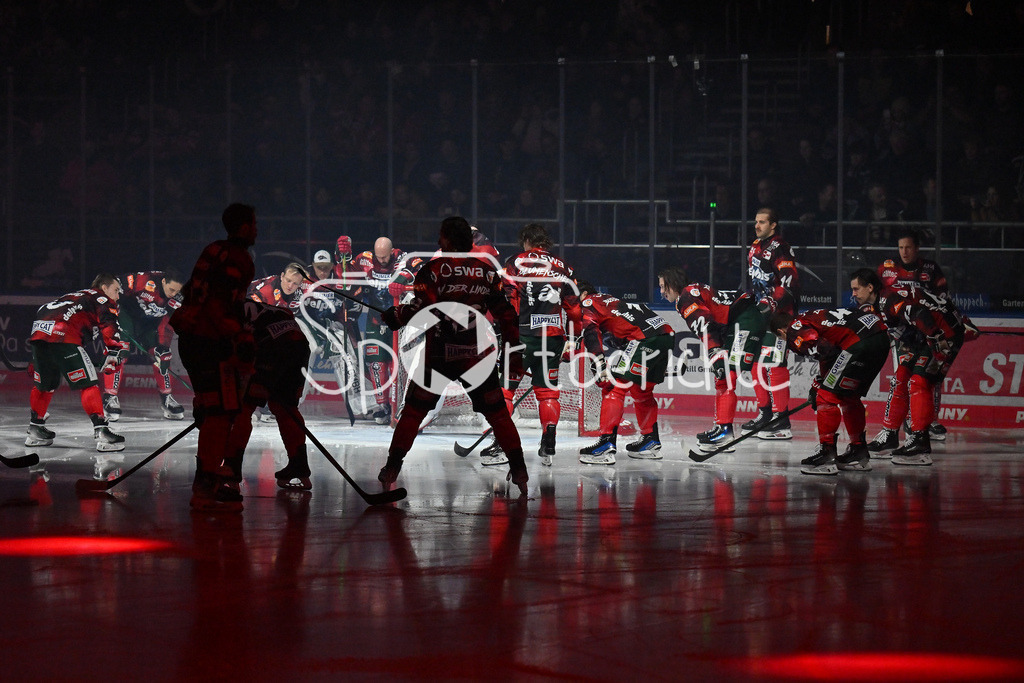 Augsburger Panther - Straubing Tigers | Die Spieler der Augsburger Panther motivieren sich nochmal vor der Partie / DEL: Augsburger Panther - Straubing Tigers, Curt Frenzel Stadion am 29.11.2024