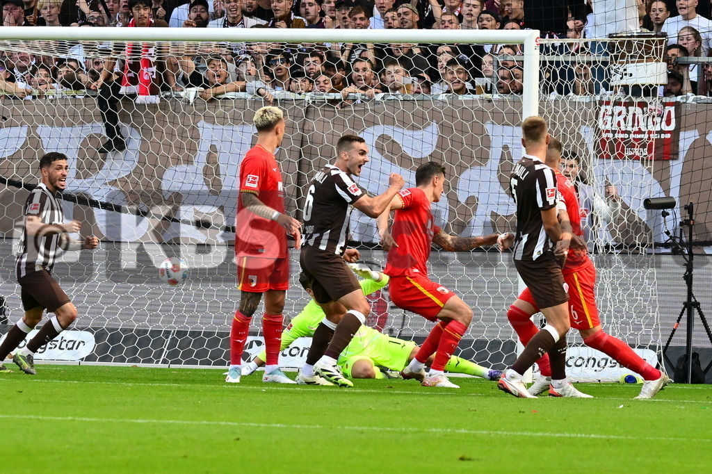 KBS Picture_FCStPauli-FCAugsburg_014 | Sinani Danel (St.Pauli) macht hier das 2:1 v.l. jubeln Pereira Lage Mathias (St.Pauli) , Sands James (St.Pauli) , Wahl Hauke (St.Pauli) ,Sportplatz :  Millerntor Stadion, - Realisiert mit Pictrs.com